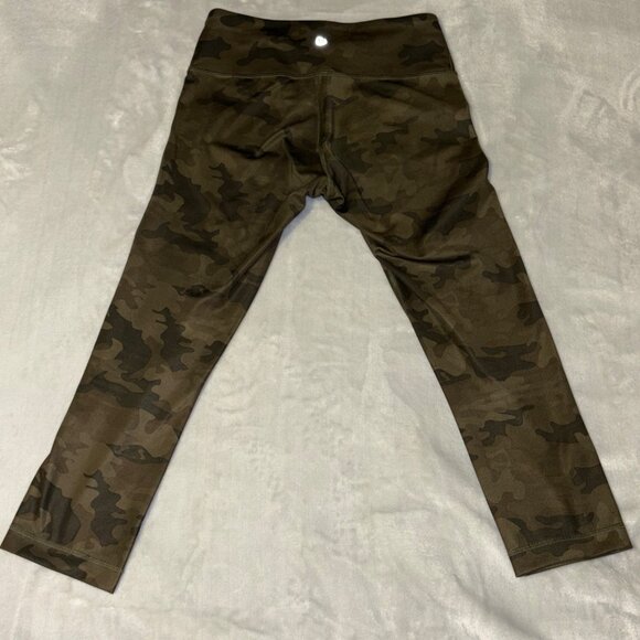 Like New Lululemon Wunder Under Low Rise Crop Luxtreme 21” Green Camo Leggings 4 - Picture 8 of 10